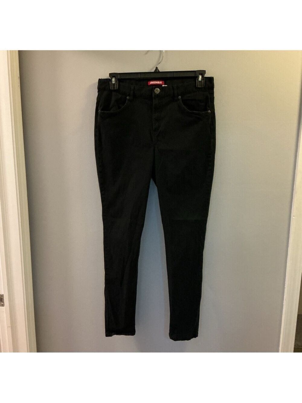 Unionbay black 5 pocket skinny jeans
Woman’s Juniors size 17 - Picture 2 of 13